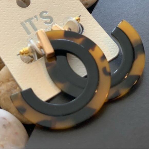 Two Tone Acrylic Round Hoop Earrings - Picture 6 of 7